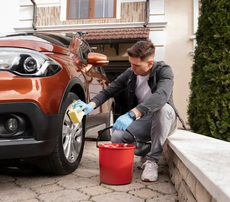 Lavage auto à domicile Vernou-en-Sologne : professionnel intervenant sur un véhicule